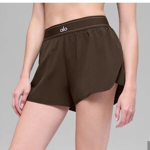 Alo Match Point Shorts in Brown Size S